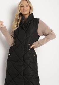 Born2be - Czarna Pikowana Kamizelka o Długim Kroju ze Stójką i Kieszeniami Avatheia. Okazja: na co dzień. Typ kołnierza: kołnierzyk stójkowy. Kolor: czarny. Materiał: jeans. Długość: długie. Wzór: aplikacja. Styl: klasyczny, casual, elegancki #3
