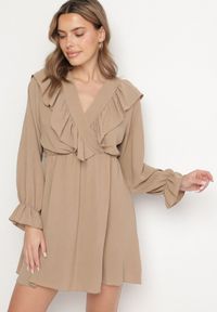 Born2be - Ciemnobeżowa Rozkloszowana Sukienka o Kopertowym Kroju z Falbankami Celonara. Okazja: na imprezę. Typ kołnierza: kołnierz z falbankami. Kolor: beżowy. Typ sukienki: kopertowe. Styl: elegancki #3