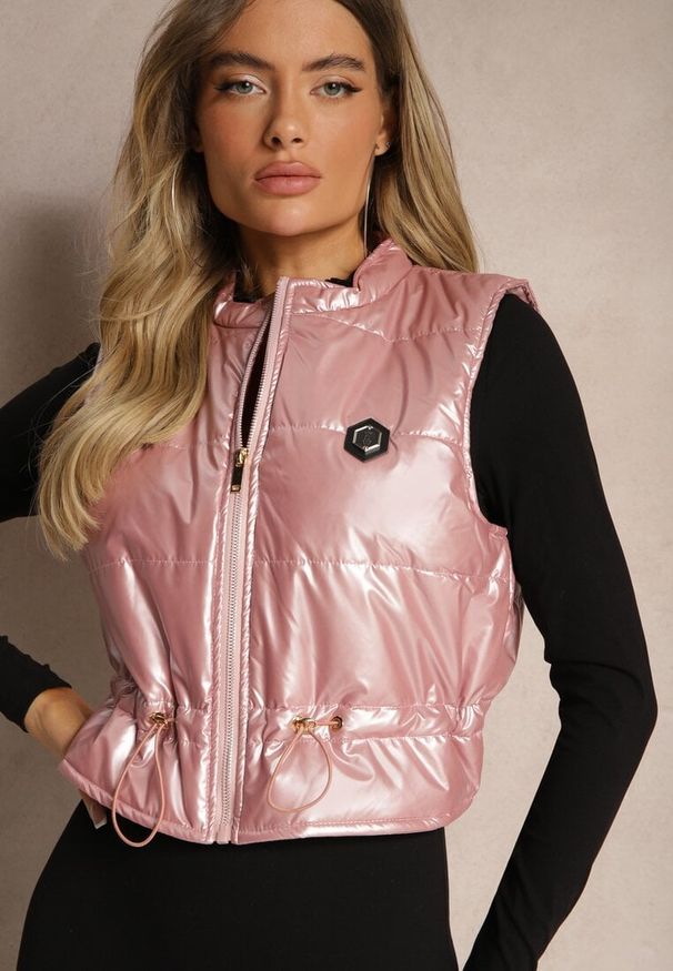 Renee - Różowa Kamizelka o Krótkim Kroju ze Ściągaczem w Talii i Naszywką Mevannae. Okazja: na spotkanie biznesowe. Kolor: różowy. Materiał: jeans. Długość: krótkie. Wzór: aplikacja. Styl: elegancki, biznesowy