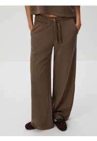 Reserved - Bawełniane spodnie dresowe - brązowy. Kolor: brązowy. Materiał: bawełna, dresówka