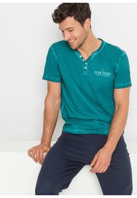 bonprix - T-shirt z dekoltem henley z krótkim rękawem, z efektem sprania, z czystej bawełny organicznej. Typ kołnierza: typu henley. Kolor: niebieski. Materiał: bawełna. Długość rękawa: krótki rękaw. Długość: krótkie. Wzór: nadruk #1