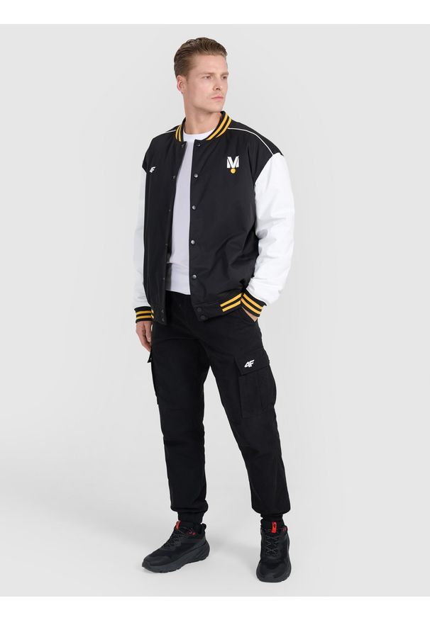 4f - 4F Kurtka przejściowa bomberka uniseks 4F x Drift Masters - czarna M. Okazja: na co dzień. Typ kołnierza: kołnierzyk stójkowy, bez kaptura. Kolor: czarny. Materiał: poliester, syntetyk, materiał. Wzór: nadruk. Styl: casual, klasyczny, sportowy