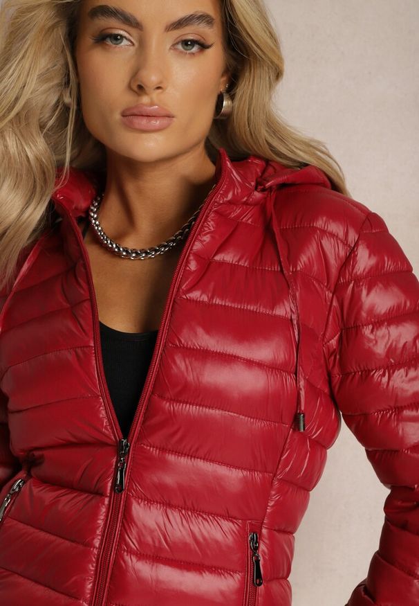 Renee - Bordowa Pikowana Kurtka z Odpinanym Kapturem Telianna. Kolor: czerwony. Styl: elegancki