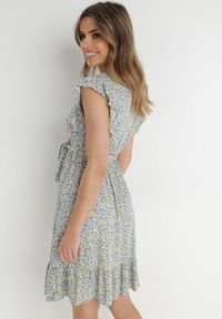 Born2be - Niebiesko-Żółta Sukienka z Paskiem Katista. Typ kołnierza: kołnierz z falbankami. Kolor: niebieski. Materiał: tkanina, materiał, wiskoza. Długość rękawa: bez rękawów. Wzór: nadruk, kwiaty. Sezon: lato. Typ sukienki: kopertowe. Długość: mini #6