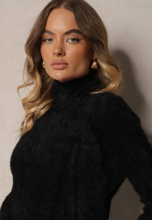 Renee - Czarny Casualowy Golf z Wełną Nomilae. Okazja: na co dzień. Typ kołnierza: golf. Kolor: czarny. Materiał: wełna. Styl: casual