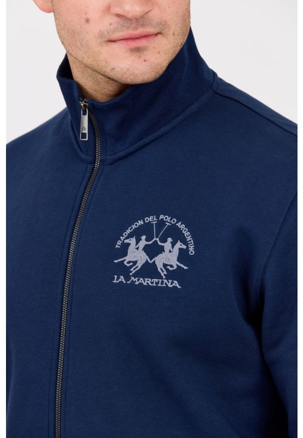 La Martina - LA MARTINA Granatowa męska bluza ze stójką, Rozmiar M. Okazja: na co dzień. Typ kołnierza: kołnierzyk stójkowy. Kolor: niebieski. Materiał: bawełna. Styl: casual