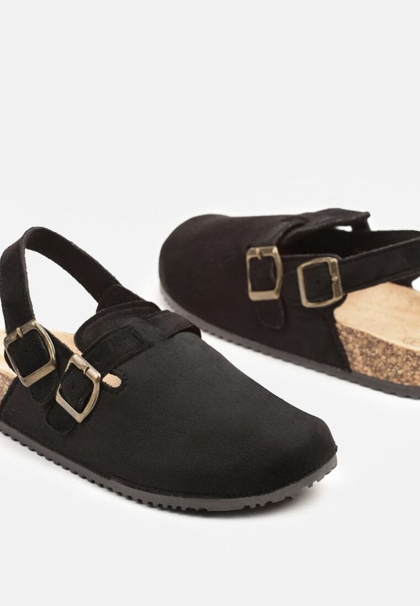 Born2be - Czarne Klapki Chodaki z Imitacji Zamszu z Paskiem z Klamerką Gonidra. Okazja: na co dzień. Kolor: czarny. Materiał: zamsz. Obcas: na obcasie. Styl: elegancki, wizytowy, casual