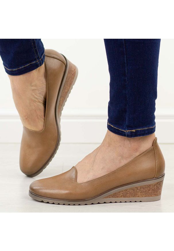 POTOCKI - Beżowe pu półbuty damskie na koturnie Potocki 12276. Okazja: na spotkanie biznesowe, na imprezę. Nosek buta: okrągły. Zapięcie: bez zapięcia. Kolor: beżowy. Szerokość cholewki: normalna. Materiał: skóra. Sezon: wiosna, lato. Obcas: na koturnie. Styl: biznesowy, klasyczny, elegancki