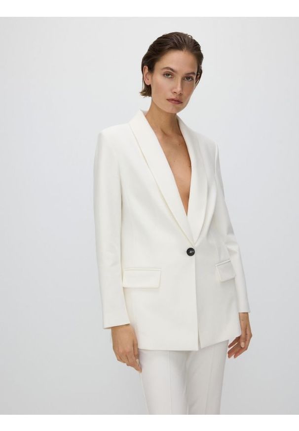 Reserved - Marynarka z szalowym kołnierzem - biały. Kolor: biały. Materiał: wiskoza, tkanina. Wzór: gładki