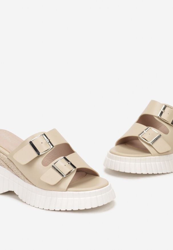 Renee - Beżowe Wsuwane Klapki z Klamrami Vitelassa. Kolor: beżowy