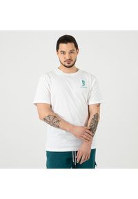 Koszulka New Balance MT13932WT - biała. Okazja: na co dzień. Kolor: biały. Materiał: bawełna, materiał. Wzór: nadruk, kolorowy. Styl: sportowy, casual
