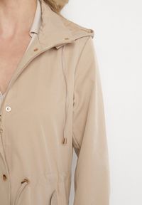 Born2be - Beżowa Kurtka Parka z Odpinanym Kapturem i Ozdobnymi Suwakami Velotia. Okazja: na co dzień. Kolor: beżowy. Materiał: koronka, jeans. Długość rękawa: długi rękaw. Długość: długie. Wzór: koronka. Styl: klasyczny, casual, elegancki #6