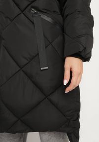 Born2be - Czarna Kurtka z Kapturem i Kieszeniami w Kraciaste Pikowane Przeszycia Ettaline. Okazja: na co dzień. Typ kołnierza: kaptur. Kolor: czarny. Materiał: jeans. Styl: casual, elegancki, sportowy, klasyczny #6