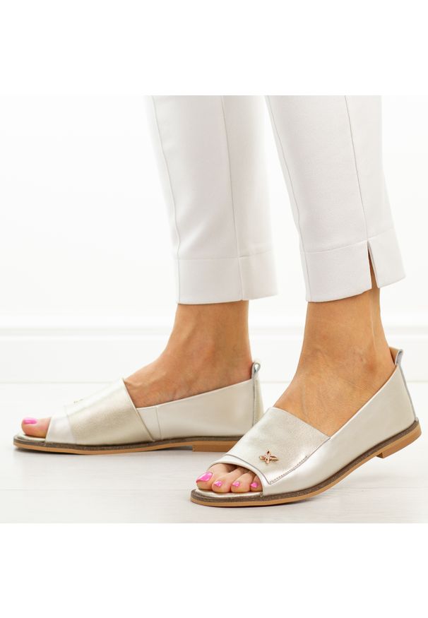 POTOCKI - Złote skórzane płaskie sandały damskie Potocki 19397. Okazja: na co dzień. Kolor: złoty. Materiał: skóra. Wzór: aplikacja. Sezon: wiosna, lato. Obcas: na płaskiej podeszwie. Styl: casual, elegancki