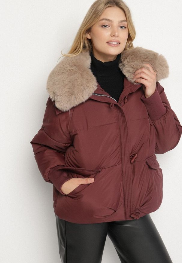 Born2be - Bordowa Puchowa Kurtka Pikowana z Futrzanym Kołnierzem Lanivela. Okazja: do pracy, na co dzień, na spotkanie biznesowe. Kolekcja: plus size. Kolor: czerwony. Materiał: futro, puch. Styl: casual, biznesowy