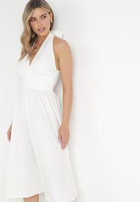 Born2be - Biała Rozkloszowana Sukienka z Wiązaniem na Szyi Nosalae. Kolor: biały. Typ sukienki: kopertowe #4
