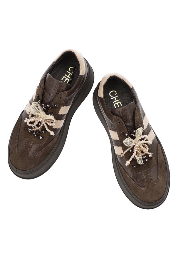 CheBello - Sneakersy damskie Chebello, skórzane licowe na platformie z ozdobą sznurowane z okrągłym noskiem, brązowe, 4805-268-507. Okazja: na co dzień. Nosek buta: okrągły. Zapięcie: pasek. Kolor: brązowy. Materiał: skóra. Wzór: aplikacja. Obcas: na platformie. Styl: sportowy, casual, elegancki