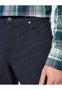 Wrangler - WRANGLER GREENSBORO MĘSKIE SPODNIE MATERIAŁOWE MATERIAŁ CHINO DARK NAVY 112358043 W15Q017344. Materiał: materiał #2