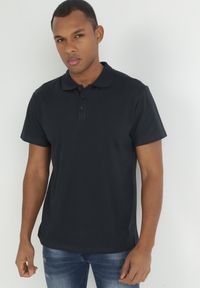 Born2be - Granatowa Koszulka Polo z Krótkim Rękawem Wakeish. Typ kołnierza: polo. Kolor: niebieski. Materiał: tkanina. Długość rękawa: krótki rękaw. Długość: krótkie