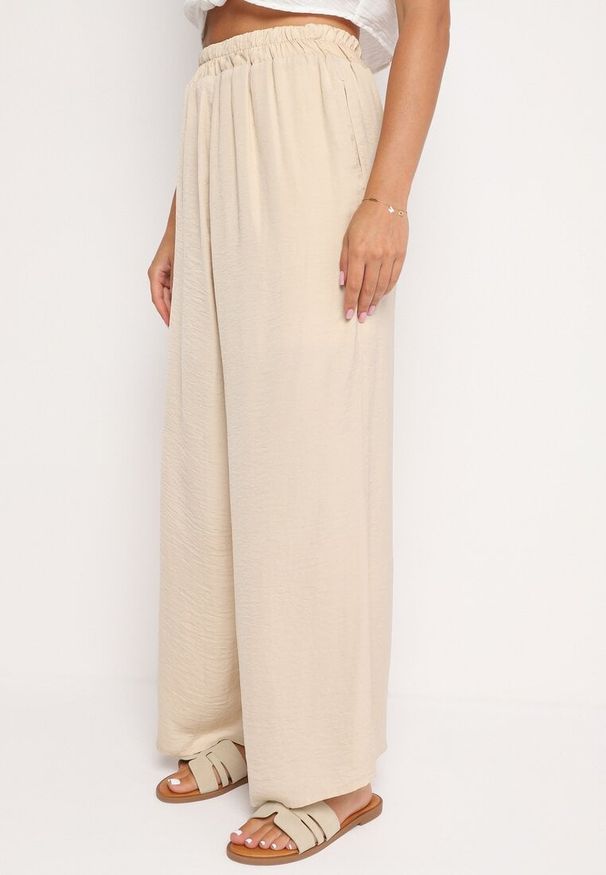 Born2be - Jasnobeżowe Szerokie Spodnie z Gumką w Pasie Agate. Kolor: beżowy. Materiał: wiskoza