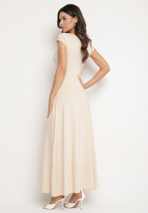 Born2be - Jasnobeżowa Sukienka z Wiskozą o Rozkloszowanym Kroju z Kwadratowym Dekoltem Nalireina. Okazja: na co dzień. Typ kołnierza: dekolt kwadratowy. Kolor: beżowy. Materiał: wiskoza. Typ sukienki: rozkloszowane, proste. Styl: casual, klasyczny