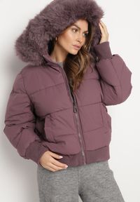 Born2be - Fioletowa Pikowana Kurtka z Szerokimi Ściągaczami i Ozdobnym Futrem przy Kapturze Inandria. Okazja: na spotkanie biznesowe, do pracy, na co dzień. Kolor: fioletowy. Materiał: futro. Długość rękawa: długi rękaw. Długość: długie. Styl: elegancki, casual, klasyczny, biznesowy #3