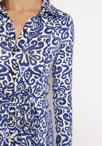 Born2be - Niebiesko-Biała Rozkloszowana Sukienka Midi o Koszulowym Fasonie z Ozdobnym Wzorem Liovia. Kolor: niebieski. Materiał: materiał. Typ sukienki: koszulowe. Styl: klasyczny. Długość: midi #4