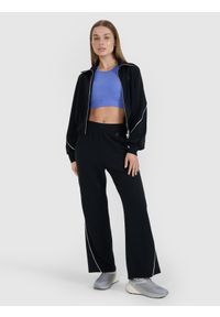 4f - 4F Bluza dresowa rozpinana baz kaptura damska 4F x Anna Lewandowska - czarna S. Okazja: na co dzień. Typ kołnierza: bez kaptura, kołnierzyk stójkowy. Kolor: czarny. Materiał: dresówka. Długość rękawa: raglanowy rękaw. Wzór: gładki, ze splotem. Styl: sportowy, klasyczny, casual