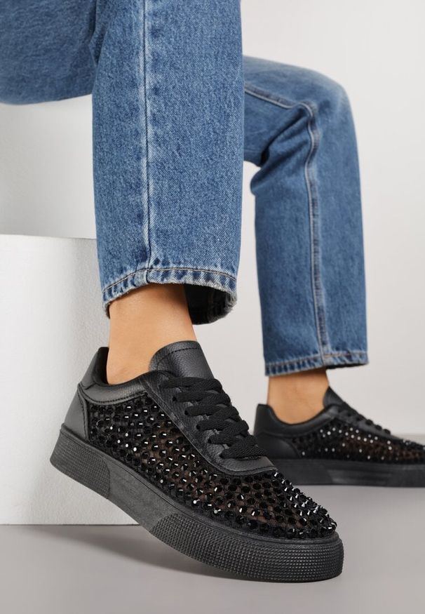 Born2be - Czarne Sneakersy na Grubej Podeszwie Ozdobione Cyrkoniami Ilaronis. Okazja: na co dzień. Kolor: czarny. Materiał: jeans. Wzór: aplikacja