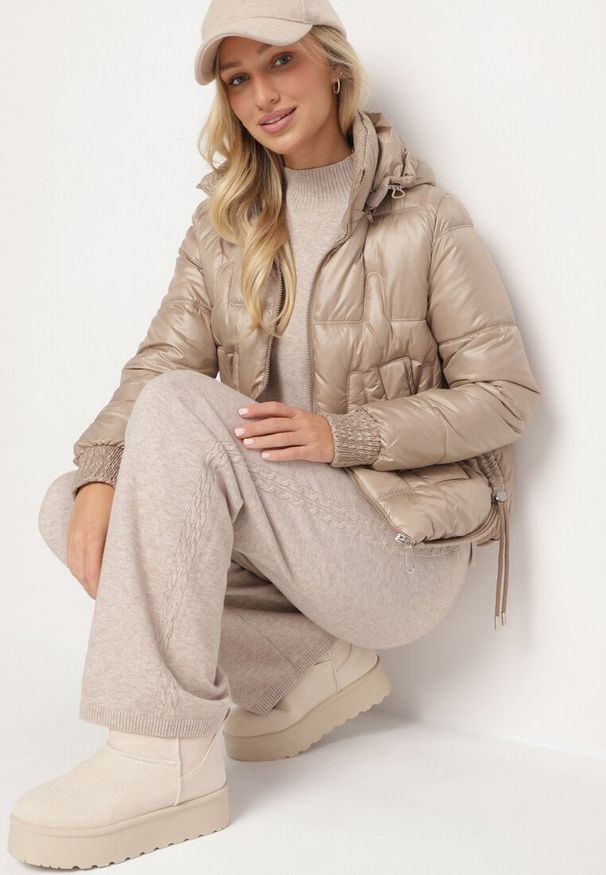 Born2be - Ciemnobeżowa Pikowana Kurtka z Odpinanym Kapturem Wydłużonym Tyłem i Ściągaczami Zinonia. Okazja: na co dzień. Kolor: beżowy. Materiał: wełna, jeans, skóra. Sezon: zima, jesień. Styl: casual, elegancki