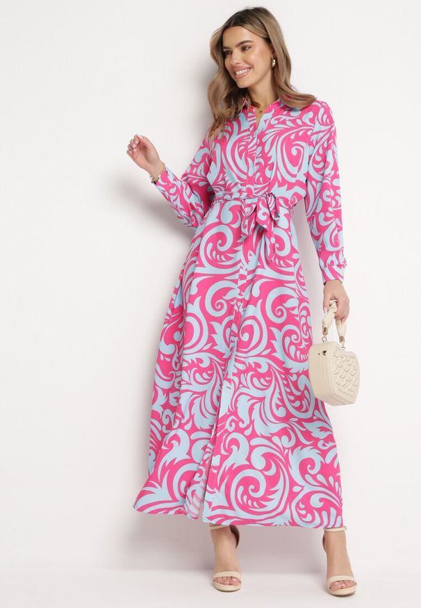 Born2be - Fuksjowo-Niebieska Koszulowa Sukienka Maxi z Materiałowym Paskiem w Abstrakcyjne Wzory Terins. Kolor: różowy. Materiał: materiał. Typ sukienki: koszulowe. Długość: maxi