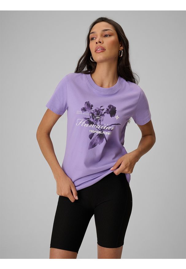 4f - 4F T-shirt regular z nadrukiem damski - fioletowy L. Okazja: na co dzień, na plażę. Kolor: fioletowy. Materiał: tkanina, materiał, bawełna. Wzór: nadruk. Sezon: lato. Styl: wakacyjny, casual, klasyczny