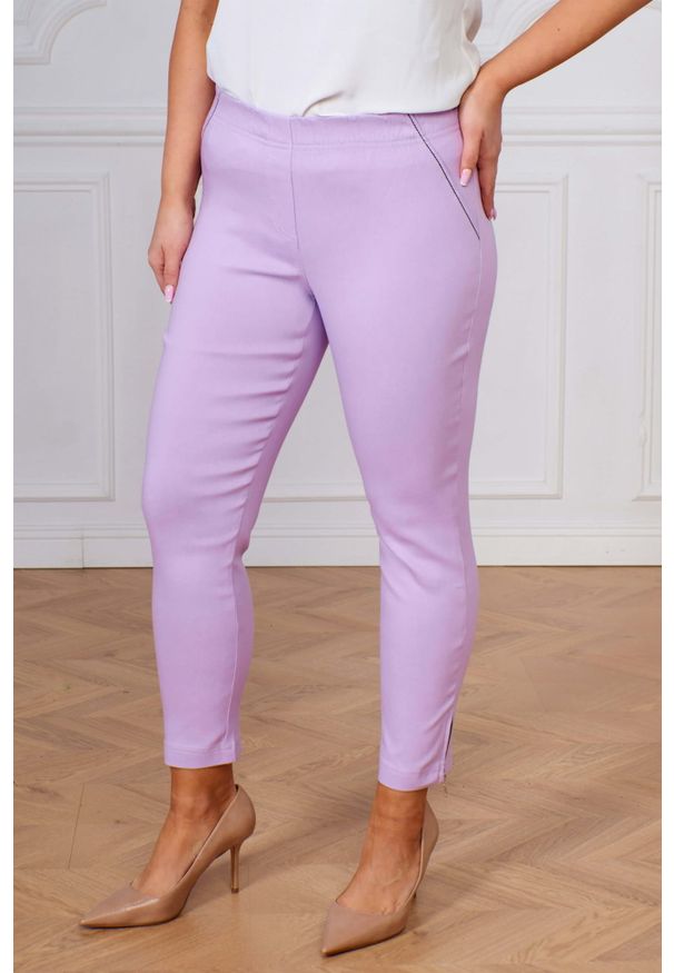 Nasi partnerzy - Lawendowe spodnie chinosy Nina z zamkami 7/8 PLUS SIZE XXL WIOSNA. Okazja: na co dzień, do pracy, na spacer. Kolekcja: plus size. Kolor: fioletowy. Materiał: włókno, materiał, wiskoza, elastan, tkanina, poliester. Długość: krótkie. Sezon: wiosna. Styl: casual
