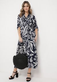 Born2be - Granatowo-Biała Koszulowa Sukienka z Roślinnym Wzorem z Wiązanym Paskiem Rosallen. Kolor: niebieski. Wzór: aplikacja. Typ sukienki: koszulowe. Długość: maxi #6