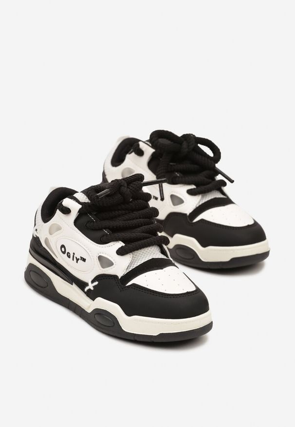 Renee - Czarno-Białe Sneakersy na Płaskiej Podeszwie Ozdobione Szerokimi Sznurówkami Veniefra. Okazja: na spotkanie biznesowe, na co dzień. Nosek buta: okrągły. Kolor: czarny. Materiał: jeans. Wzór: aplikacja. Sezon: wiosna, lato. Obcas: na płaskiej podeszwie