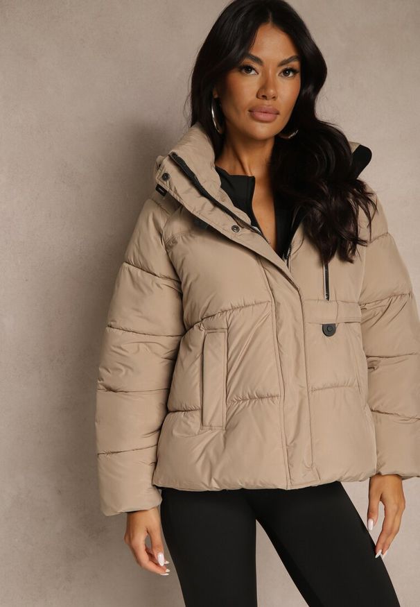 Renee - Ciemnobeżowa Pikowana Kurtka o Fasonie Oversize z Kapturem Galadea. Okazja: na co dzień. Typ kołnierza: kaptur. Kolor: beżowy. Materiał: dzianina, jeans, poliester. Wzór: aplikacja. Sezon: zima. Styl: casual