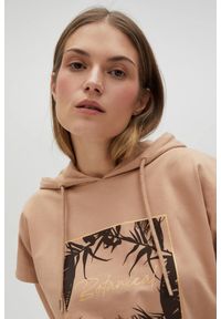 MOODO - Bluza z kapturem i krótkimi rękawami beżowa. Typ kołnierza: kaptur. Kolor: beżowy. Materiał: bawełna, elastan. Długość rękawa: krótki rękaw. Długość: krótkie