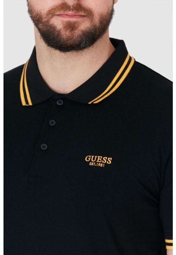 Guess - GUESS Czarna męska koszulka polo z wyszywanym logo, Rozmiar S. Typ kołnierza: polo. Kolor: czarny. Materiał: prążkowany. Długość rękawa: krótki rękaw. Wzór: aplikacja