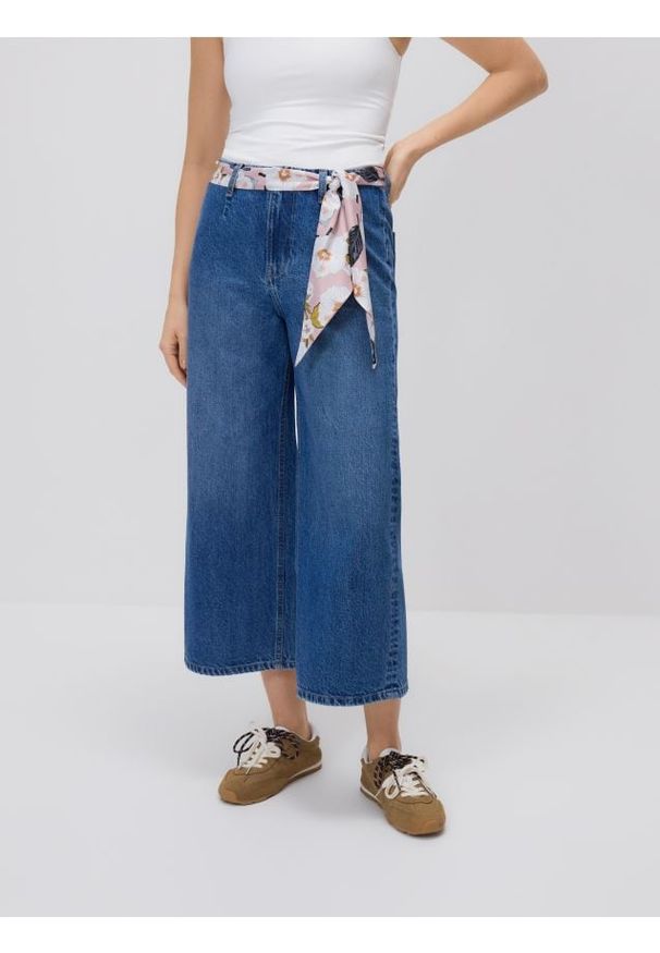 Reserved - Jeansy culotte z chustką - niebieski. Kolor: niebieski