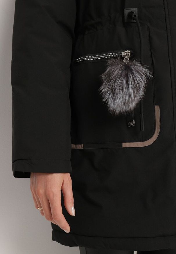 Born2be - Czarna Kurtka Parka z Kapturem i Ozdobną Zawieszką Ściągana w Pasie Zerilie. Okazja: na co dzień, na spacer. Typ kołnierza: kaptur. Kolor: czarny. Materiał: jeans. Styl: klasyczny, casual, elegancki