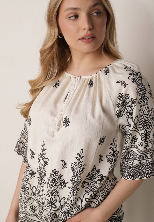 Born2be - Biało-Czarna Bluzka z Wiskozy z Kwiatowym Wzorem Wiązaniem i Frędzlami Hawnalue. Okazja: do pracy, na co dzień, na spacer. Kolor: biały. Materiał: wiskoza. Wzór: kwiaty. Styl: boho, elegancki, casual