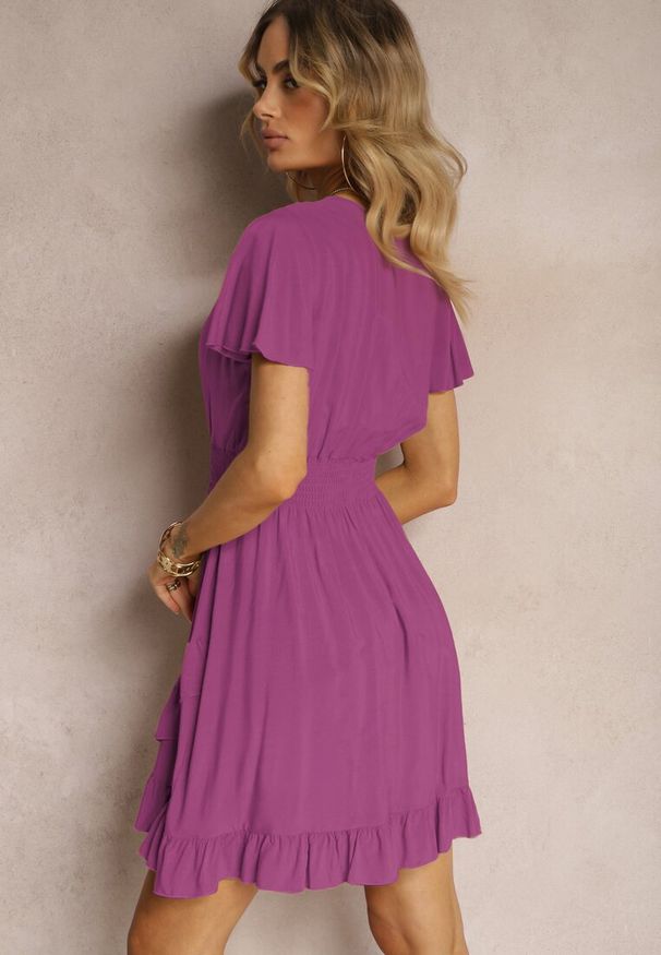 Renee - Fioletowa Sukienka z Bawełny z Gumką w Pasie z Dekoltem w Serek i Falbankami Quola. Okazja: na imprezę. Typ kołnierza: kołnierz z falbankami, dekolt w serek. Kolor: fioletowy. Materiał: bawełna. Długość rękawa: krótki rękaw. Styl: elegancki