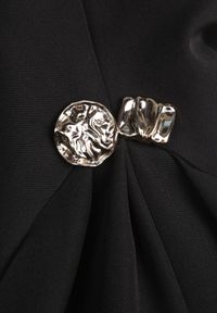 Renee - Czarna Rozkloszowana Sukienka Bez Rękawów z Odpinanymi Aplikacjami w Pasie Maridina. Kolor: czarny. Materiał: tkanina. Długość rękawa: bez rękawów. Wzór: aplikacja. Sezon: lato. Typ sukienki: trapezowe. Styl: klasyczny, elegancki #3