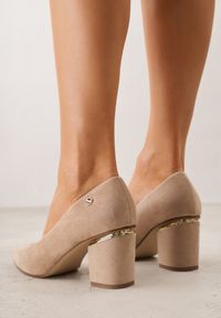 Renee - Ciemnobeżowe Czółenka na Słupku z Wkładką ze Skóry Naturalnej i Metaliczną Ozdobą Dynaste. Kolor: beżowy. Materiał: skóra. Wzór: aplikacja. Obcas: na słupku. Styl: elegancki #8