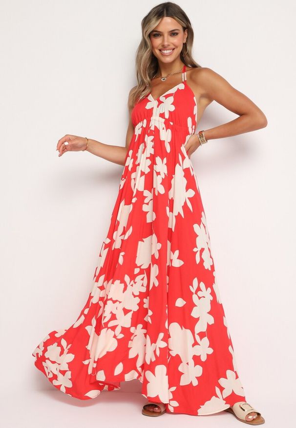 Born2be - Czerwona Rozkloszowana Sukienka z Wiskozy na Ramiączkach w Kwiaty Nansora. Okazja: na co dzień. Kolor: czerwony. Materiał: wiskoza. Długość rękawa: na ramiączkach. Wzór: kwiaty. Styl: casual, elegancki