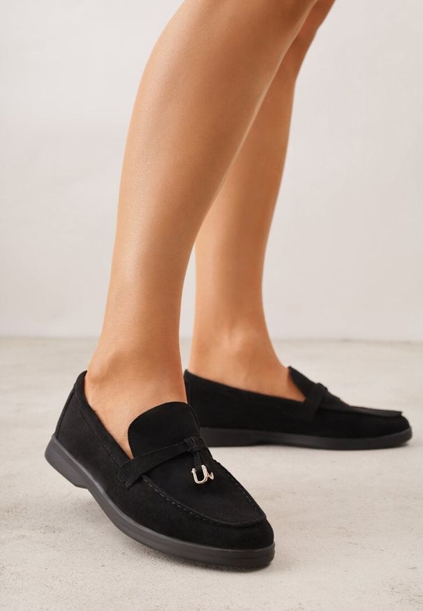 Born2be - Czarne Mokasyny z Imitacji Zamszu z Ozdobnym Przeszyciem i Zawieszką Veleyra. Okazja: na co dzień, do pracy, na spotkanie biznesowe. Kolor: czarny. Materiał: zamsz. Styl: biznesowy, klasyczny, casual