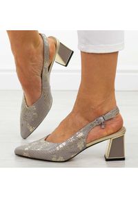 Złote skórzane czółenka damskie na słupku Vinceza 66733. Okazja: na wesele, na imprezę, na ślub cywilny. Kolor: złoty. Materiał: skóra. Szerokość cholewki: normalna. Wzór: kwiaty. Sezon: wiosna, lato. Obcas: na słupku. Styl: wizytowy, elegancki #1