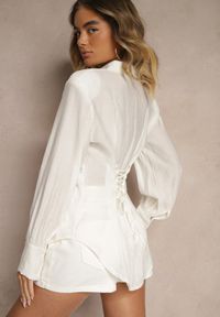 Renee - Biała Koszula z Usztywnioną Linią Ramion i Wiązaniem Meroniela. Okazja: na spotkanie biznesowe, na co dzień. Kolor: biały. Materiał: jeans. Styl: casual, elegancki, biznesowy