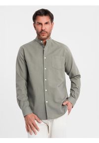 Ombre Clothing - Męska koszula lniana ze stójką i kieszenią REGULAR FIT – khaki V6 OM-SHCS-0161 - XXL. Okazja: na co dzień. Typ kołnierza: kołnierzyk stójkowy. Kolor: brązowy. Materiał: len. Długość rękawa: długi rękaw. Długość: długie. Sezon: lato, wiosna. Styl: casual
