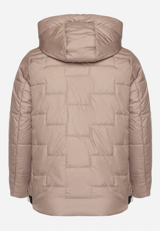 Born2be - Ciemnobeżowa Pikowana Kurtka z Kapturem i Ozdobnymi Suwakami Tulirisa. Okazja: na co dzień. Typ kołnierza: kaptur. Kolekcja: plus size. Kolor: beżowy. Materiał: jeans. Styl: casual, sportowy